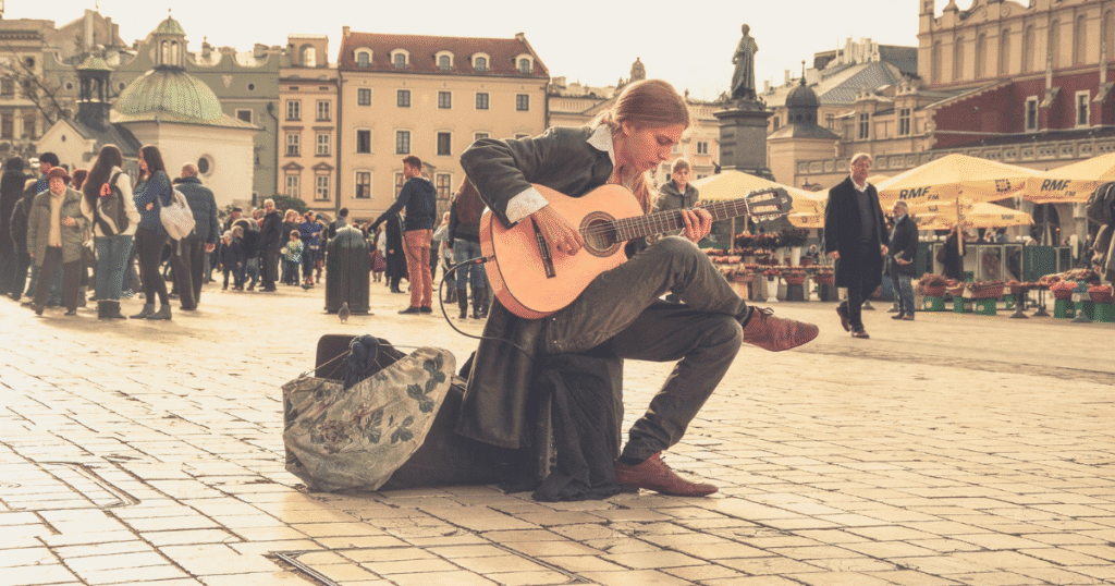 Como Falar de Jesus na Rua: Comece Hoje 2 Imagem Representando Uma Pessoa com Seu Violão Usando a Criatividade e seus Dons para Evangelizar na Rua