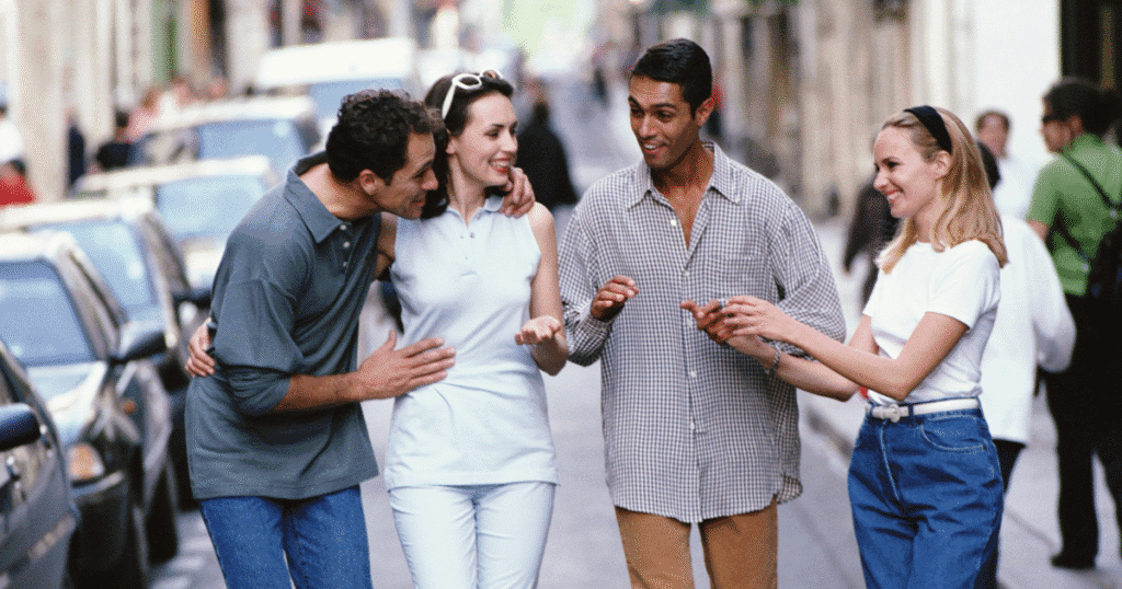 Como Falar de Jesus na Rua: Comece Hoje 3 Imagem Representando um Grupo de Pessoas nas Ruas Persistindo na Evangelização