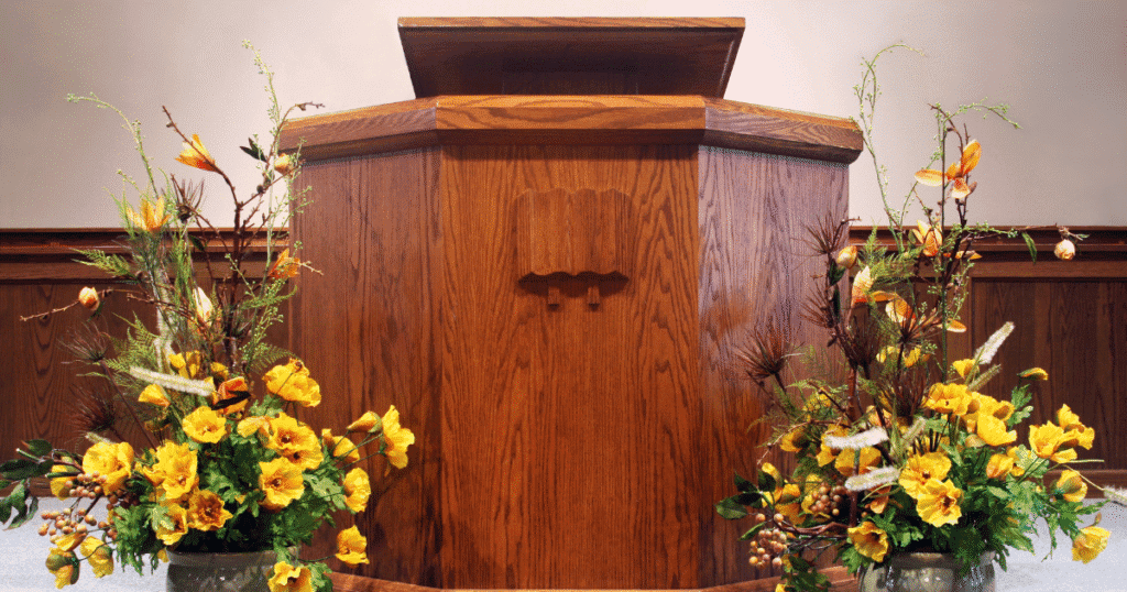 Espírito de Jezabel: Desvende e Liberte-se Agora! 2 Imagem Representando um Pulpido da Igreja bem Organizado e com flores em suas Laterais, exemplificando um altar puro sem o Espírito de Jezabel Influenciando os Líderes da Igreja