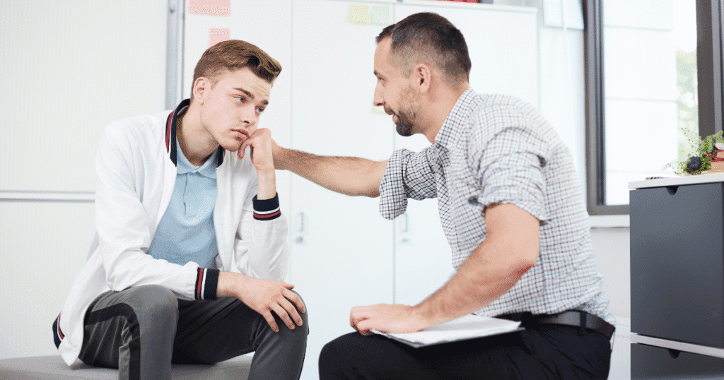 Êxodo 18: Delegação – O Caminho para o Descanso do Líder 2 Imagem Representando um Homem Mais Velho e com Experiencia Dando Conselho a um Jovem, como Ensina Êxodo 18