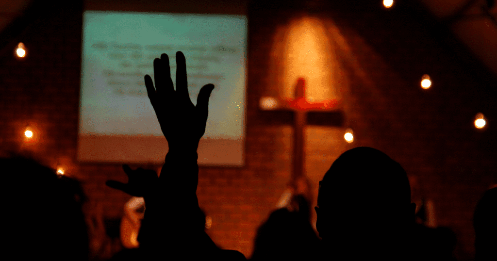 Os Dons do Espírito Santo: Capacitação Sobrenatural aos Cristãos! 2 Imagem Representando Os Dons do Espírito Santo Manifestados em uma Igreja