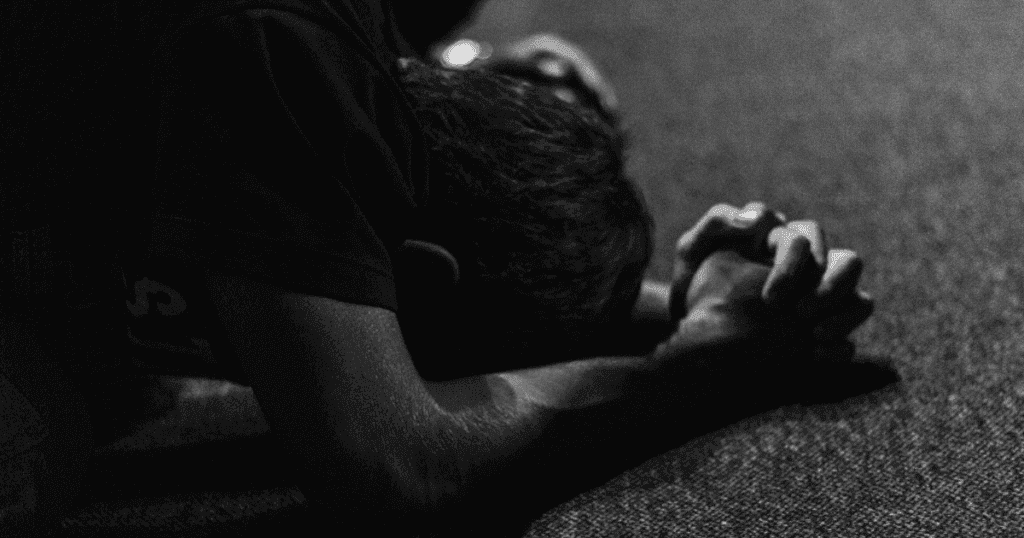Intercessão na Bíblia: Um Chamado Que Move a Mão de Deus 1 Imagem Representando um Homem Clamando ao Senhor, conforme a Intercessão na Bíblia Ensina