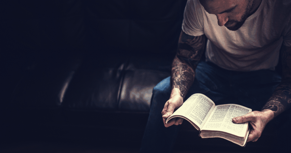 Ezequias e Senaqueribe: O Rei Fiel e o Milagre de Deus 3 Imagem Representando um Homem Estudando as Lições Biblicas Sobre a História de Ezequias e Senaqueribe